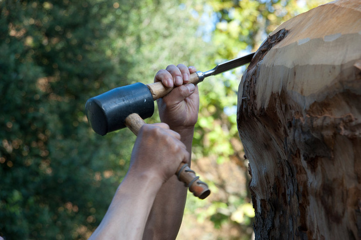 Wang Keping works on the sculpture “Jeunesse et amour maternel" in Parc Monceau, Paris. Photo by Armand Borlant for ArtAsiaPacific