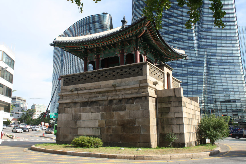 Though an ancient city, Seoul has relatively few traces of its Joseon dynasty past. Here’s one, a guard station, outside the Gyeongbokgung palace, near the primary gallery district, with a modern office tower behind it.