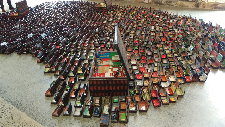 EL ANATSUI, Open(ing) Market (detail), 2004, metal, paper, paint and wood, 1,755 pieces total, approx. 8 × 8 m. Installed for “El Anatsui: Five Decades” at Carriageworks, Sydney, 2016. Photo by Michael Young for ArtAsiaPacific.