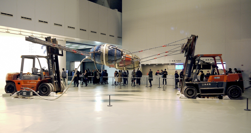 At the front of PSA is SUN YUAN and PENG YU’s So Far (2016), which demonstrates immense tension as two forklifts attempt to pull apart three crocks, which are suctioned together by a vacuum pump constantly evacuating air.