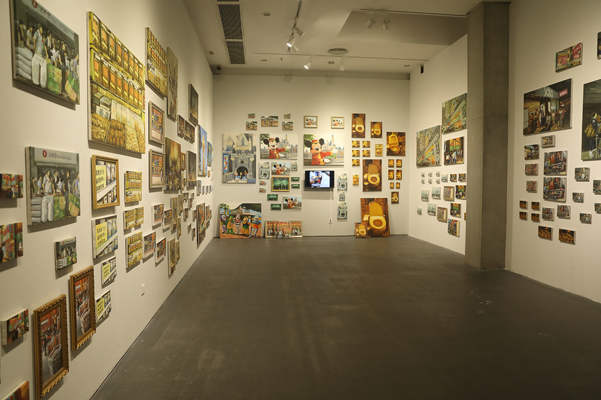 Installation view of LEUNG MEI PING’s Made in Hong Kong, 2006–18, mixed-media installation of 200 paintings, dimensions variable, at the Shenzhen Biennale, 2018. Courtesy Shenzhen Art-tweet Arts Center.