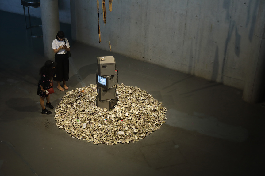 Installation view of SHEN PIJI’s The Old Grateful Feeling, 2018, fragments of a guqin, oyster shells and multi-channel video, dimensions variable, at the Shenzhen Biennale, 2018. Courtesy Shenzhen Art-tweet Arts Center.