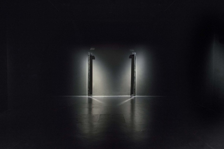 Installation view of CATHERINE CHRISTER HENNIX’s Brackets, 1976/2018, cast stainless steel, 137 × 12 × 5 cm, at “Thresholds of Perception,” Empty Gallery, Hong Kong, 2018.