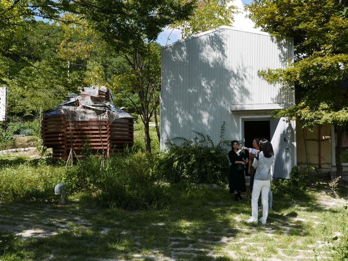 The village of Yangji-ri was built as a propaganda village by the South Korean government in the 1970s, but is now home to a dwindling population of senior citizens. It is also home to several artists’ projects, including JOOHYUN KIM’s A Dugout Hut (2013-2014), and the Real DMZ residency space.