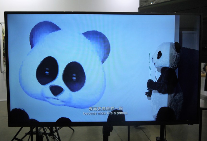 Liang Gallery showed works by Taiwanese artist HSU CHIA-WEI at its booth, including new prints related to his research on the Malayan tapir, and Black and White – Giant Panda (2018) documenting the artist’s collaboration with the Japanese comedian Peach in Tokyo. The video explores the idea of animal diplomacy and the role of pandas in political agendas.