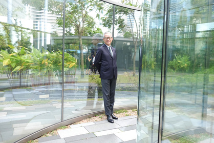 Portrait of Edmund Cheng with Dan Graham’s Elliptical Pavlilion (2017). Photo by Genevieve Chua for ArtAsiaPacific.