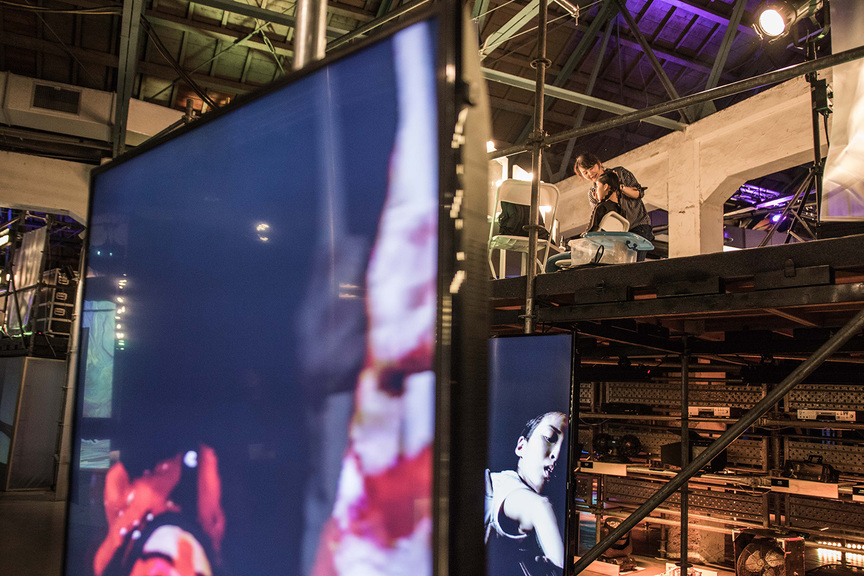 “Stage on the Move,” which transformed a former factory located in Huashan 1914 Creative Park into a performance space, opened up the backstage area to visitors. Photo by HEM MEDIA. Courtesy BIAS Architects, Taipei / Taoyuan.