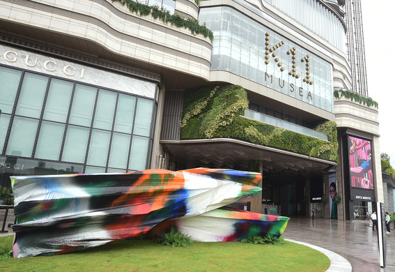 Hong Kong’s new mall, K11 Musea, unveiled its art collection on August 26. Pieces on display include KATHARINA GROSSE’s Untitled, 2012, acrylic on glass-fibre, expanded polystyrene, 350 × 340 × 750 cm. Images courtesy K11 Collection.