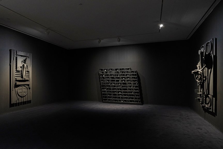 Installation view of LOUISE NEVELSON’s works at her and YIN XIUZHEN’s exhibition, Pace Gallery, Hong Kong, 2019. Copyright The Estate of Louise Nevelson / Artists Rights Society (ARS), New York.