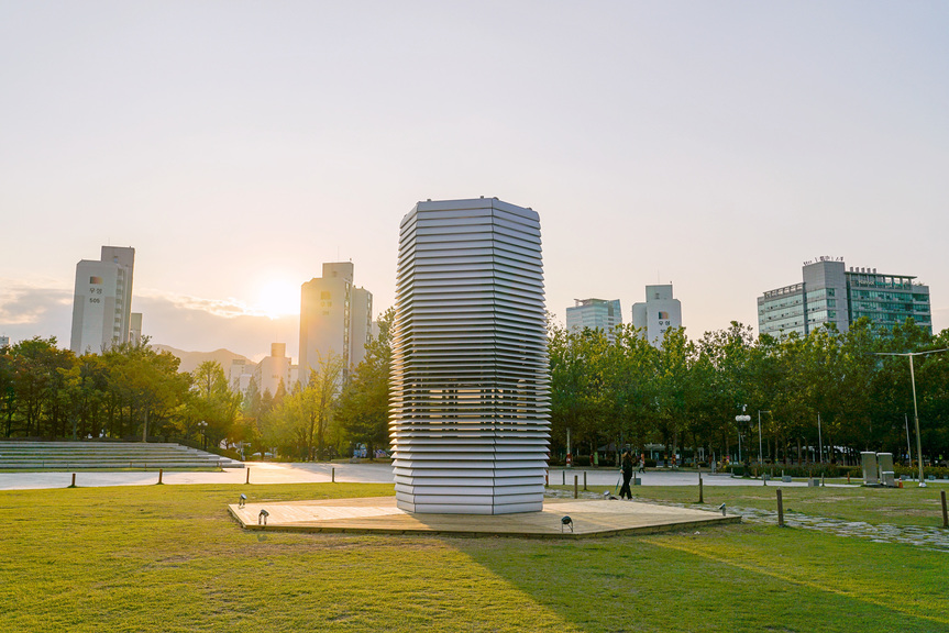 Installation view of DAAN ROOSEGAARDE’s Smog Free Tower, 2015– , aluminum tower, 7 meters tall, at Pyeong-chon Central Park, Anyang, South Korea, 2019. Courtesy Studio Roosegaarde and APAP 6.