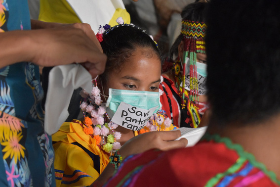 The Concerned Artists of the Philippines launched a fundraiser to buy food and medical supplies for displaced Lumad schoolchildren stranded in locked-down Manila. Image via Save Our Schools Network’s Facebook page.