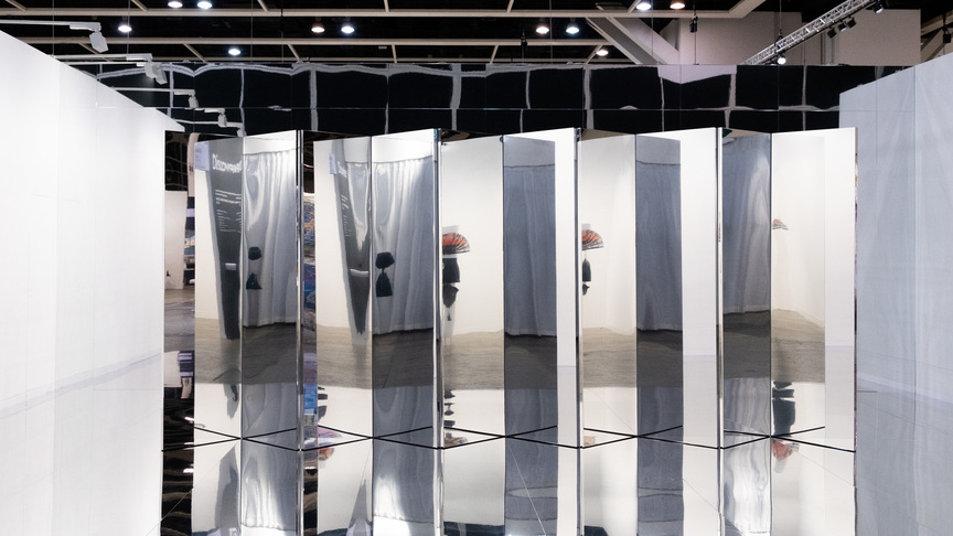 At Axel Vervoodt (Antwerp / Hong Kong), KIMSOOJA presented Encounter – A Mirror Woman (2017–19), a reflective floor and wall environment with an accordion-style partition. More than just a selfie-destination—but that, too—Kimsooja’s installation invites us to see ourselves from many angles and come face to face with ourselves, or wonder why that is so difficult.