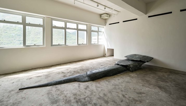 Installation view of JAFFA LAM’s To someone wants to hide, 2003, acrylic on recycled wood, 800 × 130 × 60 cm, at “Residual Heat,” Axel Vervoordt Gallery, Hong Kong, 2021.